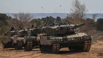 Militares ucranios se adiestraban en el manejo de los tanques Leopard 2A españoles en el campo de maniobras de San Gregorio (Zaragoza), en marzo.