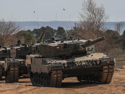 Formación de carros Leopard 2 A4 tripulados por militares ucranianos en el campo de maniobras de San Gregorio (Zaragoza).