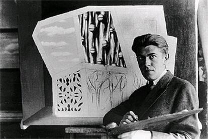 Magritte, ante su cuadro <i>La máscara vacía, </i>en 1928.