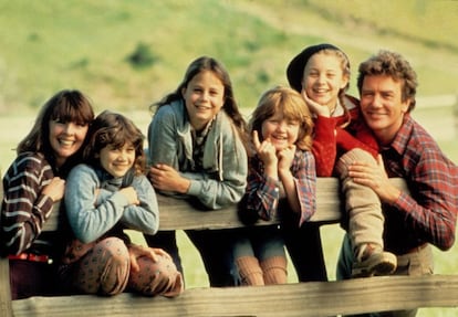 (En esta imagen promocional de 'Después del amor' es la segunda por la izquierda) Su papel más célebre fue el de hija de Diane Keaton y Albert Finney en 'Después del amor' (Alan Parker, 1982), aunque en televisión ya había protagonizado el telefilm 'Fallen Angel' (Robert Michael Lweis, 1981). Desde finales de los ochenta se dedicó casi exclusivamente al trabajo de voz, con labores de doblaje en varias series y películas de animación. En mayo de 1996 cayó en un coma diabético. Falleció ese julio. Tenía solo 32 años.