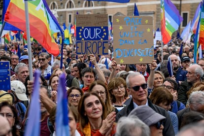 Miles de personas durante la manifestación celebrada este sábado en la plaza del Popolo de Roma en defensa de la Unión Europea. 
