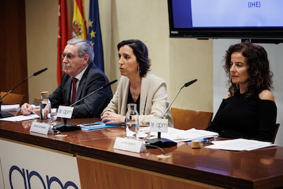En el centro, Ana de la Herrán, presidenta de la Asociación de Inspectores de Hacienda del Estado, junto a José María Peláez y Teresa Benito, portavoz y vicepresidenta de la asociación.