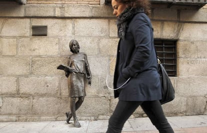 Escultura de bronce 'Tras Julia' en la calle Pez.