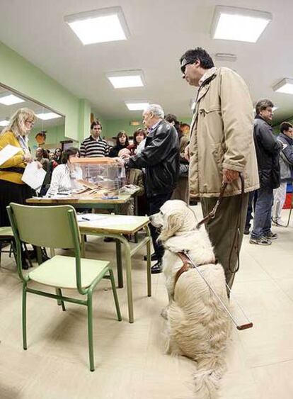Ricardo Busto, con su perro, antes de votar.
