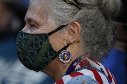 Grace Gardner, partidaria de la candidata a la vicepresidencia Kamala Harris, luce un pendiente con la foto de la demócrata mientras se manifiesta frente al Centro de Convenciones de Pensilvania (Filadelfia), donde se cuentan los votos, el viernes 6 de noviembre.