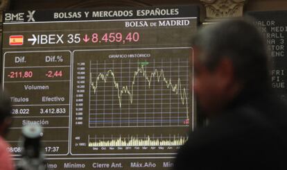 Pantalla de la bolsa de Madrid que muestra la evolución del índice IBEX 35.