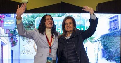 La ministra de Fomento, Fátima Báñez, y la secretaria general del PP andaluz, Loles López, en Málaga.