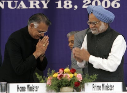 El ministro de Interior, Shivraj Patil, a la izquierda, saluda al Primer Ministro Manmohan Singh, a la derecha en una fotografía de archivo