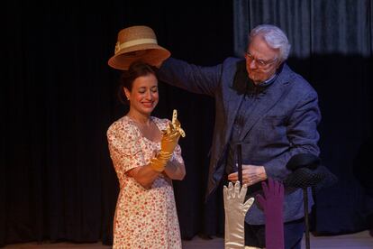 Romina Sánchez y Manuel Gutiérrez Aragón, en un ensayo de la adaptación teatral de 'La vida perra de Juanita Narboni'.