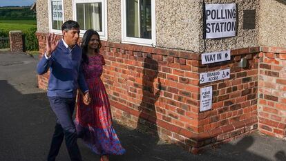 Rishi Sunak y su esposa, Akshata Murty, acuden a votar este jueves en Kirby Sigston (Inglaterra).