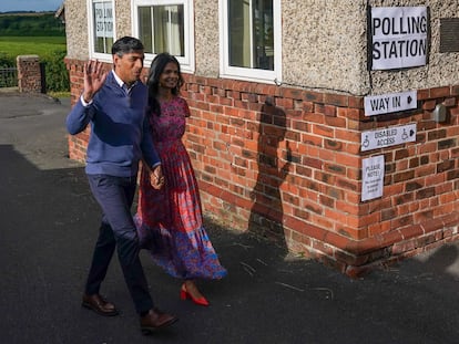 Rishi Sunak y su esposa, Akshata Murty, acuden a votar este jueves en Kirby Sigston (Inglaterra).