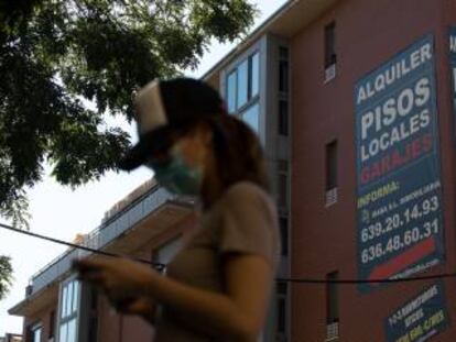 Un anuncio de alquiler de viviendas cuelga de la fachada de un edificio en Madrid.VICTOR SAINZ