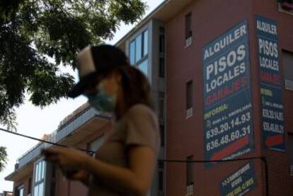 Un anuncio de alquiler de viviendas cuelga de la fachada de un edificio en Madrid.VICTOR SAINZ