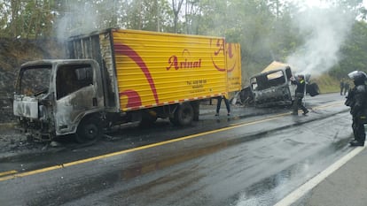 Un camión quemado tras las protestas del paro minero, en el Bajo Cauca, el 11 de marzo de 2023.