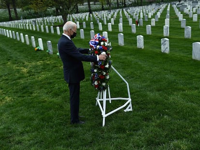 El presidentede EE UU, Joe Biden, deposita una corona de flores en el cementerio nacional de Arlington para honrar a los veteranos caídos en el conflicto afgano, este miércoles.
