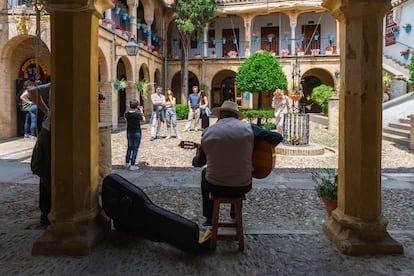 Un músico en el patio del Zoco Municipal de Artesanía de la ciudad andaluza.