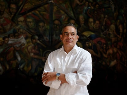 Néstor Astudillo, sindicalista y dirigente del Partido Bandera Roja, posa para un retrato en Caracas (Venezuela), el 13 de enero de 2024.