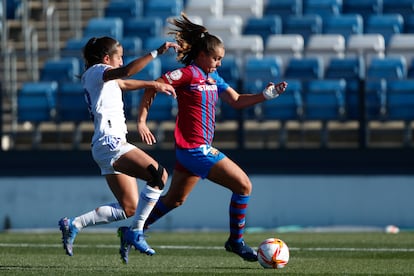 Lucía Rodríguez le disputa el balón a Lieke Martens en el partido del Real Madrid contra el Barcelona.