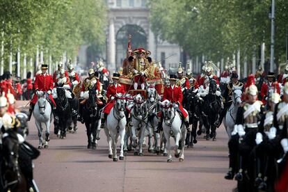 La reina Isabel II vuelve al palacio de Buckingham en el centro de Londres, después de dirigirse al Parlamento.