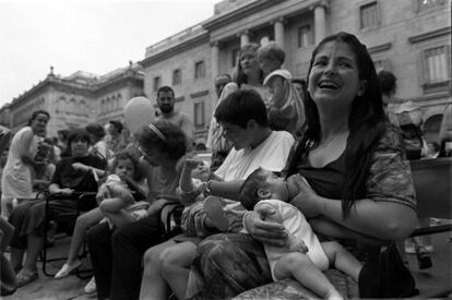 Una madre da el pecho a su niño, en una manifestación a favor de lactancia, en la Plaza San Jaume de Barcelona, 1995. La campaña pretendía que los centros hospitalarios cambiaran sus rutinas en apoyo de las madres que querían dar el pecho. Según los organizadores, el 50% de las madres que querían dar el pecho fracasaban antes del primer mes por falta de información o de ayuda.