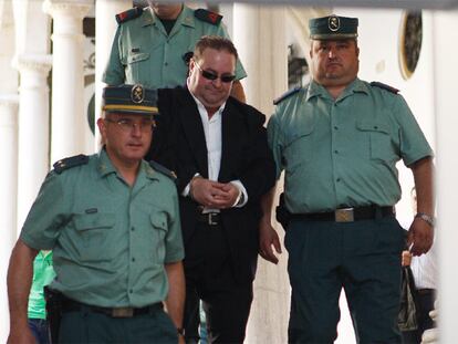 Antonio Herrera, <i>El Jamonero de Trevélez</i>, es conducido por agentes de la Guardia Civil en el juicio celebrado ayer.