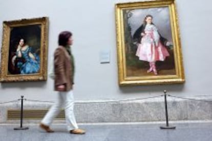 Una visitante en una de las salas del Museo del Prado.