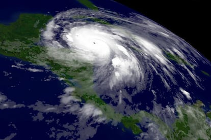 Tras el paso de los huracanes Rita, Katrina y Stan, el continente americano se ve de nuevo amenazado por un tifón: el Wilma. La advertencia del centro de seguimiento de huracanes de Miami es clara: se trata del ciclón más potente jamás registrado en el Atlántico.