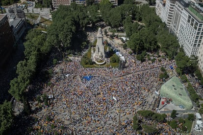 Vista general de la concentración convocada por el Partido Popular contra el Gobierno de Pedro Sánchez bajo el lema 'Democracia o mafia' este domingo en la plaza España de Madrid.