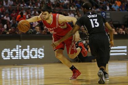 Kostas Papanikolau rebasa a Corey Brewer, en el partido en M&eacute;xico. 