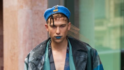 Tommy Dorfman, vestido de Maison Margiela, en febrero de 2020 en París.