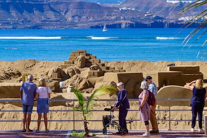 'Nacimiento', del escultor estadounidense Gresham Glover, en el Belén de Arena modelado en la playa de Las Canteras (Las Palmas de Gran Canaria).