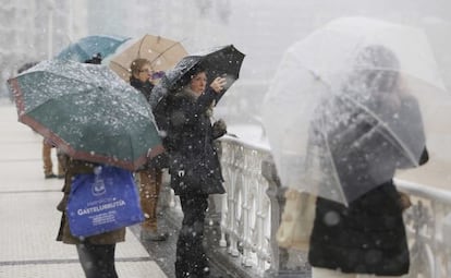 Varias personas toman imágenes en el Paseo de La Concha de San Sebastián de la última nevada caída en la ciudad el pasado mes de febrero.