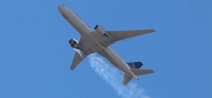 Fotografía proporcionada por la usuaria de Instagram Hayden Smith (speedbird5280) que muestra el vuelo 328 de United Airlines (Boeing 777-200, número de cola N772UA) con un motor en llamas, cerca de Denver, Colorado, EE UU, el 20 de febrero de 2021