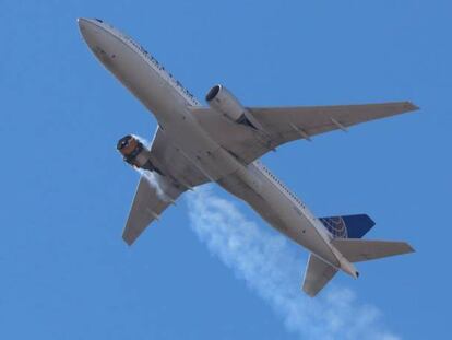 Fotografía proporcionada por la usuaria de Instagram Hayden Smith (speedbird5280) que muestra el vuelo 328 de United Airlines (Boeing 777-200, número de cola N772UA) con un motor en llamas, cerca de Denver, Colorado, EE UU, el 20 de febrero de 2021 