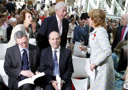 La presidenta de la Comunidad, Esperanza Aguirre, saluda al escrito Mario Vargas Llosa y a su mujer, Patricia Llosa, en presencia del alcalde de Madrid, Alberto Ruiz Gallardón (que aprovecha los momentos previos al acto en la Real Casa de Correos, sede del Gobierno regional, para mirar el programa de actos) y el vicepresidente tercero del Gobierno, Manuel Chaves.