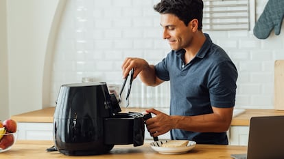 Los kits incluyen moldes y pinzas de cocina, que pueden utilizarse para servir directamente la comida. GETTY IMAGES.