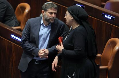 Bezalel Smotrich, a la izquierda, habla en el Parlamento con su compañera de partido Orit Strook, el pasado día 13.