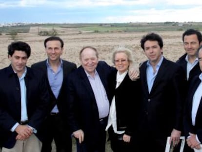 Sheldon Adelson (tercero por la izquierda) y su esposa junto a representantes p&uacute;blicos durante su visita a los terrenos de Eurovegas en Alcorc&oacute;n, en mayo de 2012. 