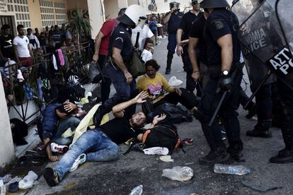 La policia carga conta los inmigrantes en el puerto de Mitilene, en la isla griega de Lesbos