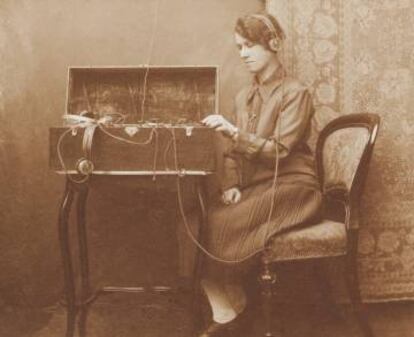 Telegrafista de comienzos del siglo XX manejando un transmisor morse.