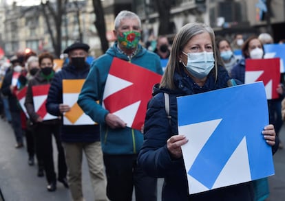 Participantes en la manifestación convocada por el colectivo Sare de apoyo a los presos de ETA celebrada el pasado 8 de enero en Bilbao.