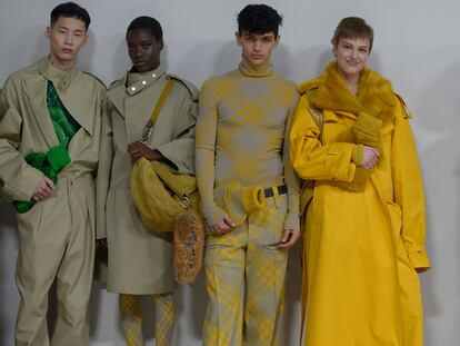 Modelos de Burberry en el backstage del desfile.