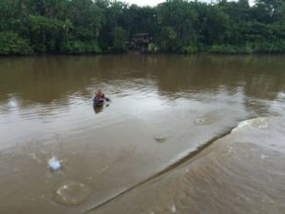 Ribeirinhos remam at&eacute; bem perto da embarca&ccedil;&atilde;o para receber doa&ccedil;&otilde;es dos passageiros, que jogam roupas e alimentos dentro de sacos pl&aacute;sticos.