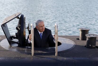 El primer ministro israelí, Benjamín Netanyahu, en un submarino de la Armada en 2016.
