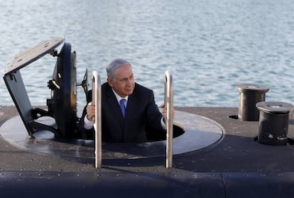 El primer ministro israelí, Benjamín Netanyahu, en un submarino de la Armada en 2016.