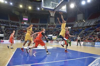 Una jugada del partido disputado en el Buesa Arena este domingo.