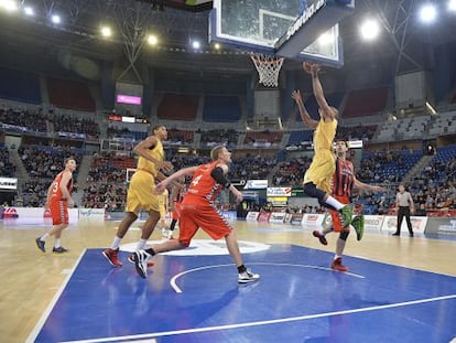 Una jugada del partido disputado en el Buesa Arena este domingo.