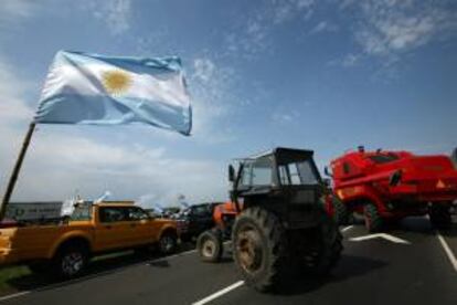 Camionetas, tractores y cosechadoras bloquean la autopista Panamericana a la altura de la localidad de San Pedro, 150 kilómetros al noroeste de Buenos Aires (Argentina). EFE/Archivo