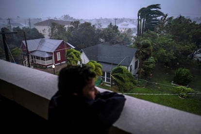 Un niño mira las ráfagas de viento del huracán en Punta Gorda (Florida). La trayectoria de 'Ian' se ha desviado ligeramente con respecto a las previsiones de comienzo de semana. En lugar de tocar tierra en la zona de Tampa lo ha hecho más al sur, cerca de Cayo Costa, en el puerto natural donde está Cabo Coral, Punta Gorda y Port Charlotte, ligeramente al norte de Fort Myers, donde se generalizan las inundaciones en las áreas más cercanas a la costa.