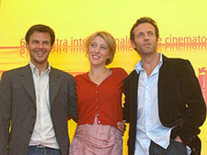 François Ozon, Valeria Bruni-Tedeschi y Stéphane Freiss (de izquierda a derecha), ayer en Venecia.